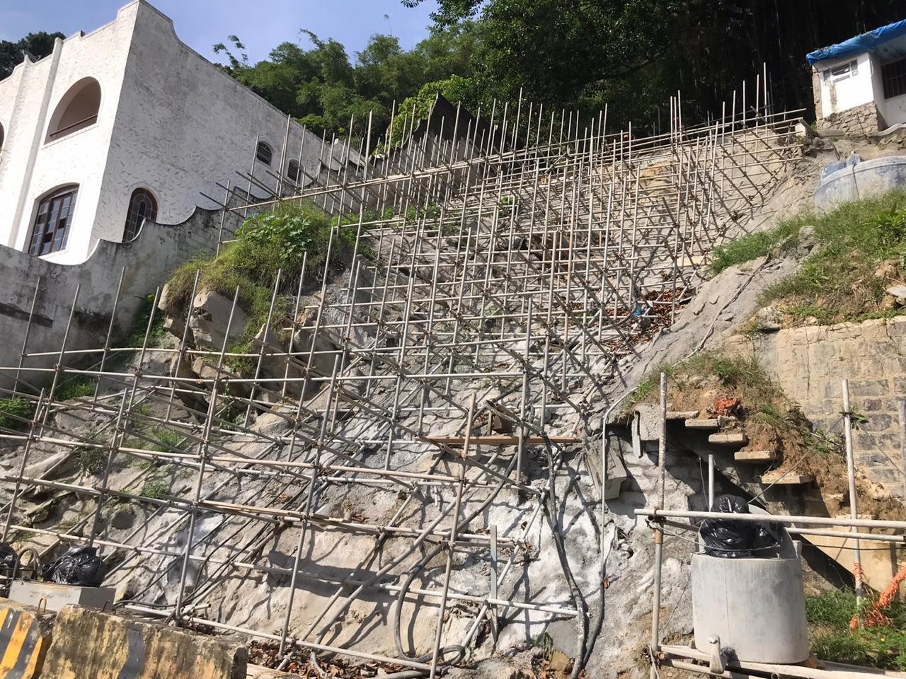 Obras no morro do Parque Prainha, em São Vicente, seguem paralisadas nove meses após deslizamento