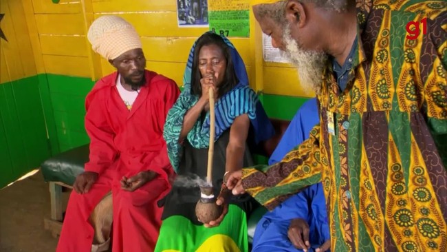 Relembre: Glória Maria fuma cachimbo com Rastafáris na Jamaica
