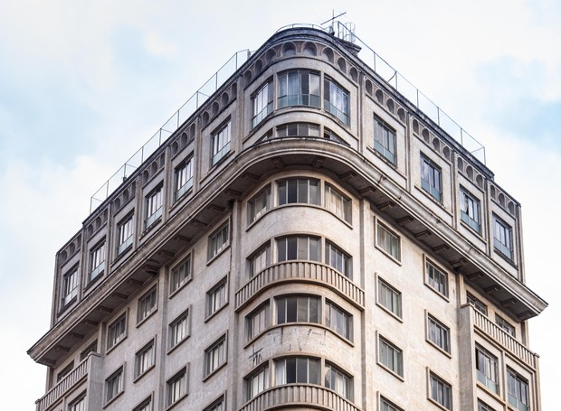 A fachada do prédio Miguel Calluf, em Curitiba, será reformada sutilmente para preservar aspectos originais (Foto: Juliana Vitulskis / Divulgação)