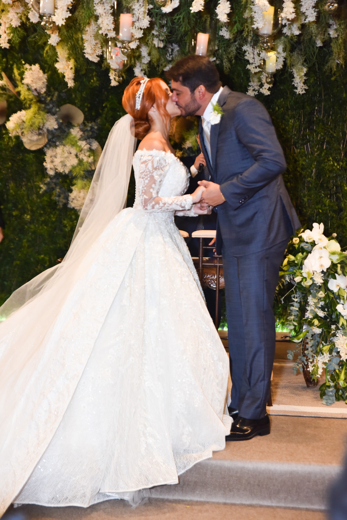 Mirela Janis e Yugnir Ângelo se casam — Foto: Leo Franco/AgNews