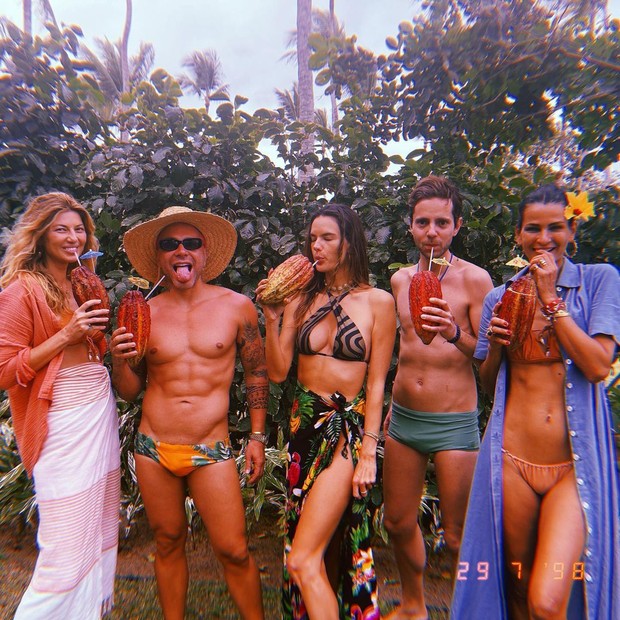   Alessandra Ambrosio, Fernanda Motta, Matheus Mazzafera e Gisele Coria de férias em Trancoso (Foto: Reprodução/Instagram)