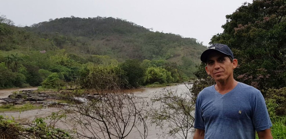 Pescador e garimpeiro, José Márcio Lazarini em 2018 na margem do Rio Doce — Foto: Raquel Freitas/G1