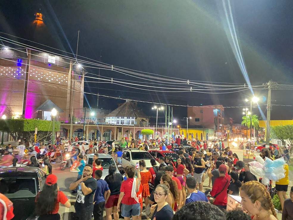 Em Cruzeiro do Sul, petistas se reuniram na praça Central da cidade  — Foto: Bruno Vinicius/Rede Amazônica Acre