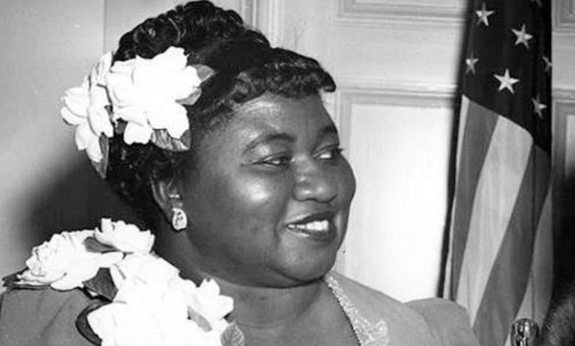 Atriz Hattie McDaniel recebe a estatueta pelo pr&ecirc;mio de melhor atriz coadjuvante pelo filme ''... E o vento levou''