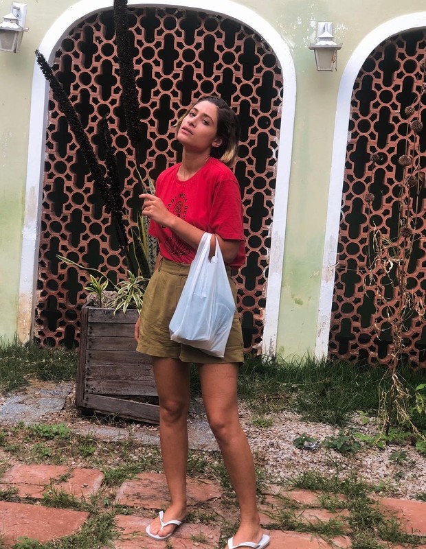 Luisa Arraes com sacola de plástico (Foto: Reprodução/Instagram)