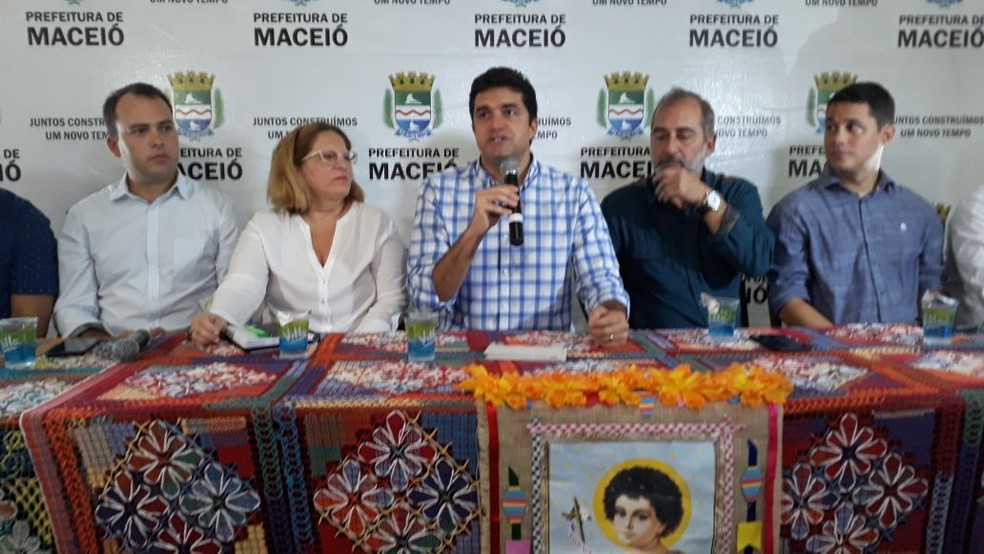 Prefeito Rui Palmeira (ao centro) fala sobre a programação da festa junina em Maceió; da esq.: secretário Jair Galvão, secretário de Turismo; Juci Monteiro, representante da empresa organizadora; prefeito Rui Palmeira; Vinícius Palmeira, diretor-presidente da FMAC  ehiago Falcão, presidente da Abrasel em Alagoas (Foto: Roberta Batista/G1)