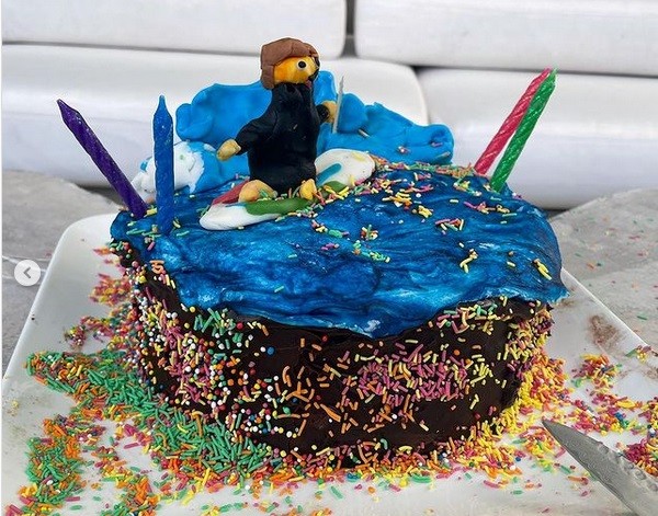 O bolo de aniversário que o ator Chris Hemsworth ganhou dos filhos (Foto: Instagram)
