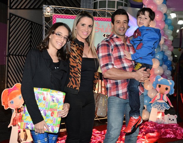 Marcos Oliver com a mulher, Fabíola Monarca, e os filhos (Foto: Caio Duran e Thiago Duran/AgNews)