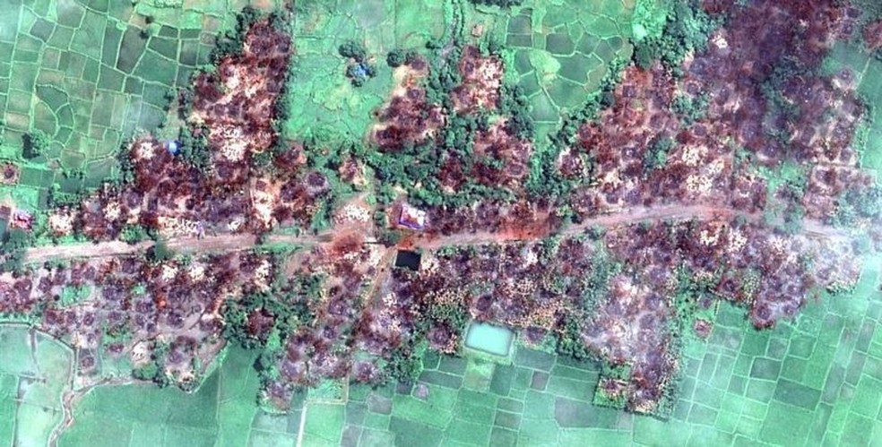 Imagens de satélite de Mianmar revelaram a dimensão da destruição de vilas da minoria rohingya em Mianmar — Foto: 2017DIGITALGLOBE via BBC