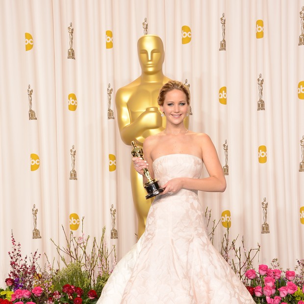 Jennifer Lawrence com o icônico look Dior que usou no Oscar 2013, quando ganhou o prêmio de Melhor Atriz por "Silver Linings Playbook" (Foto: Getty Images)