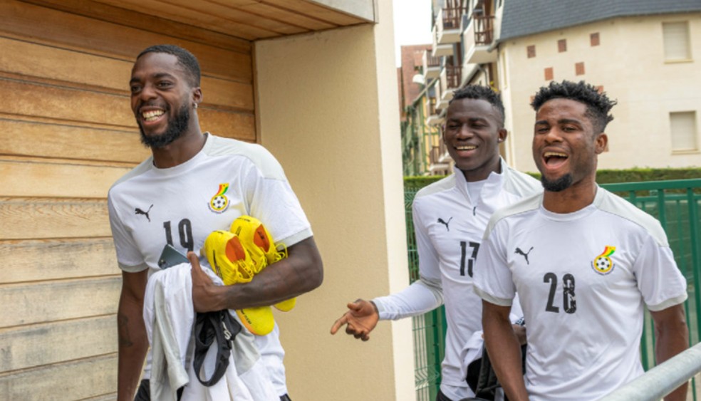 Iñaki Williams, à esquerda, sorri com companheiros da seleção de Gana — Foto: Divulgação / GFA