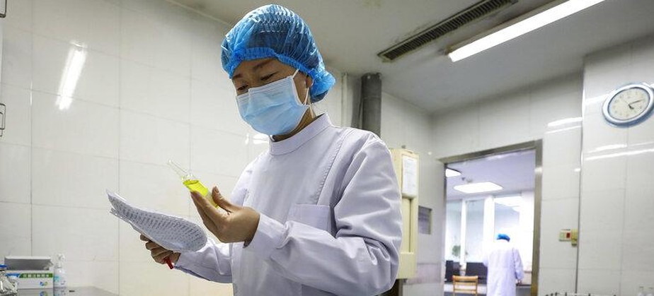 Enfermeira prepara medicamentos para pacientes em hospital em Wuhan; coronavírus