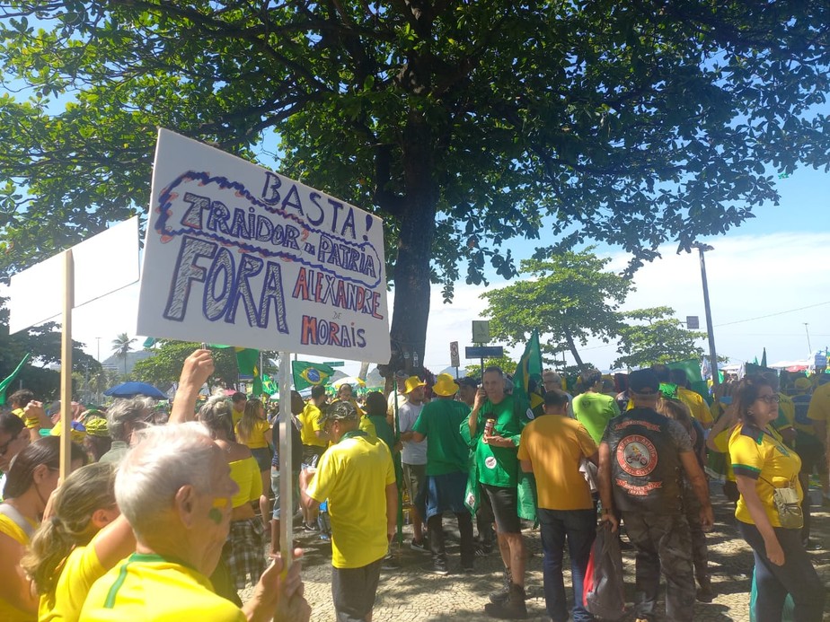 7 de setembro: apoiadores de Jair Bolsonaro carregam cartaz onde se lê 'Fora Alexandre de Moraes'