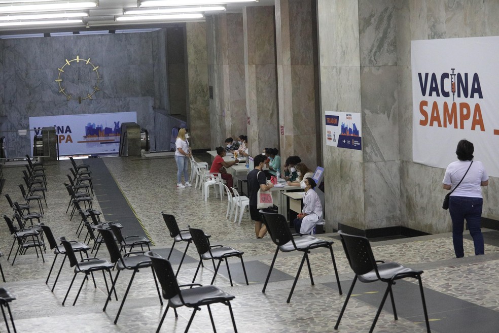 Megaposto de vacinação contra a Covid-19 na Galeria Prestes Maia, no Centro de São Paulo — Foto: Renato S. Cerqueira/Futura Press/Estadão Conteúdo