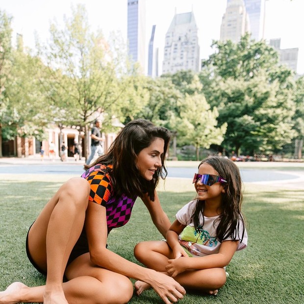 Deborah Secco e Maria Flor em Nova York (Foto: Reprodução Instagram/ @carolbiazotto)