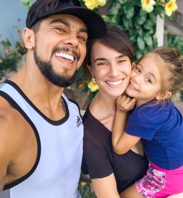 Naiumi com a filha, Maelle e o marido, Andre (Foto: Reprodução Instagram)