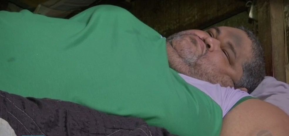 Joilson passa a maior parte do tempo deitado por causa do peso (Foto: TVCA/ ReproduÃ§Ã£o)