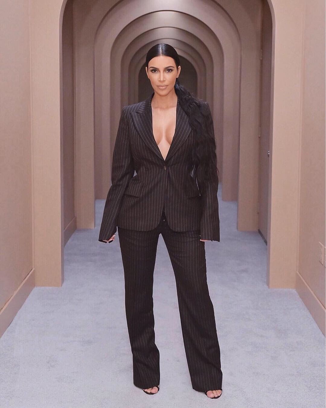 Kim Kardashian usa truque do sutiã adesivo. (Foto: Instagram)