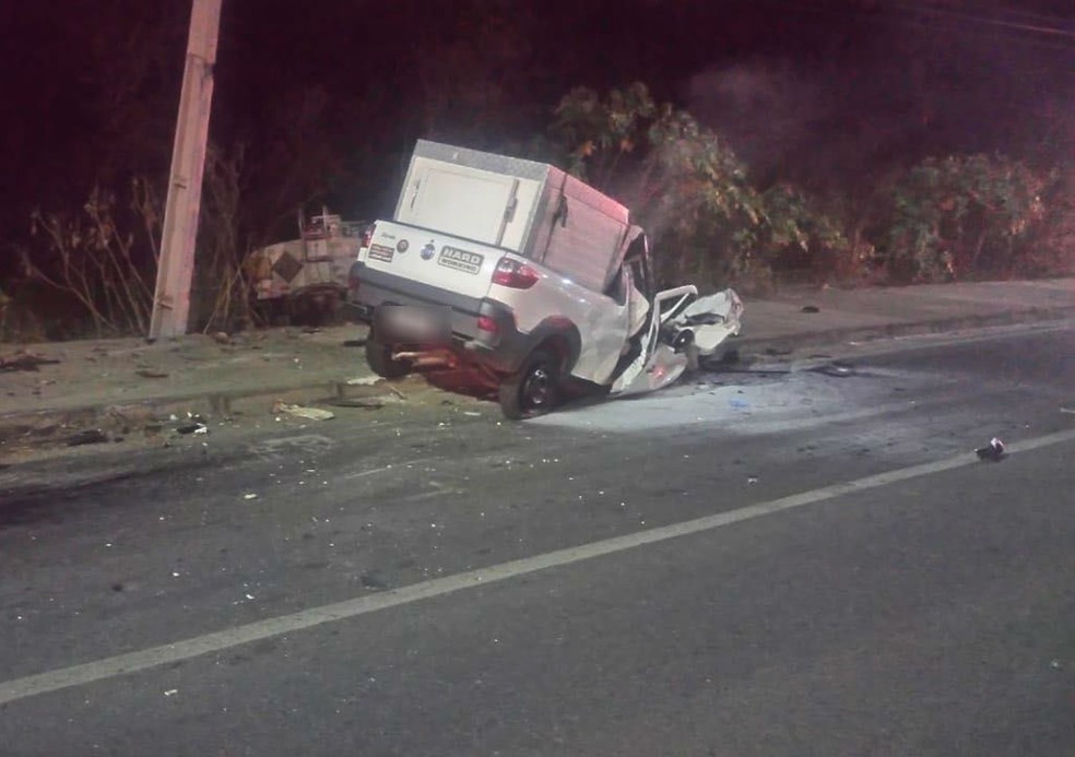 VÃ­tima ficou presa Ã s ferragens (Foto: Leandro Agostino)