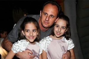 Rogério com as filhas gêmeas Clara e Beatriz (Foto: Foto Rio News)