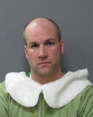 Brandon Touchet foi preso vestido de elfo do Papai Noel ao dirigir bêbado e acima da velocidade (Foto: Divulgação/Lafayette County Sheriff's Office)