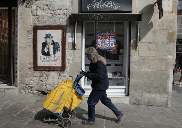 BARCELONA, SPAIN - MARCH 13: A postman walks next to the paint I Want You To Stay Home, last work of the graffiti artist TV Boy called 'I Want You To Stay Home, Divided We Stand, United We Fall' at the Gothic quarter on March 13, 2020 in Barcelona, Spain. (Foto: Getty Images)