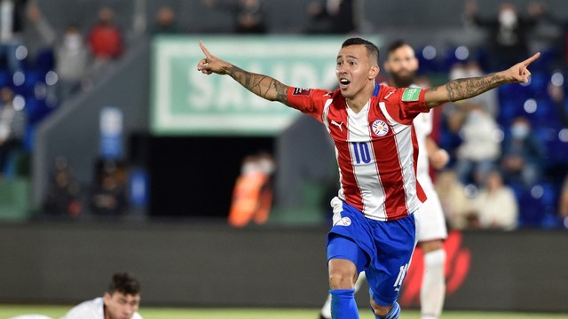 Romero Gamarra comemora um dos gols do Paraguai contra a Venezuela