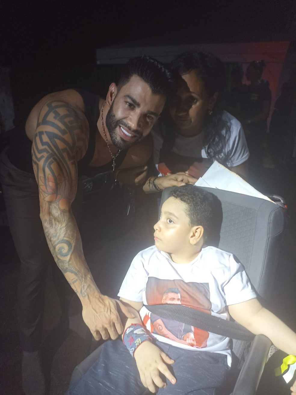 Gusttavo Lima tira foto com garoto de 5 anos no AC que tem hidrocefalia e que é fã do cantor  — Foto: Arquivo pessoal 