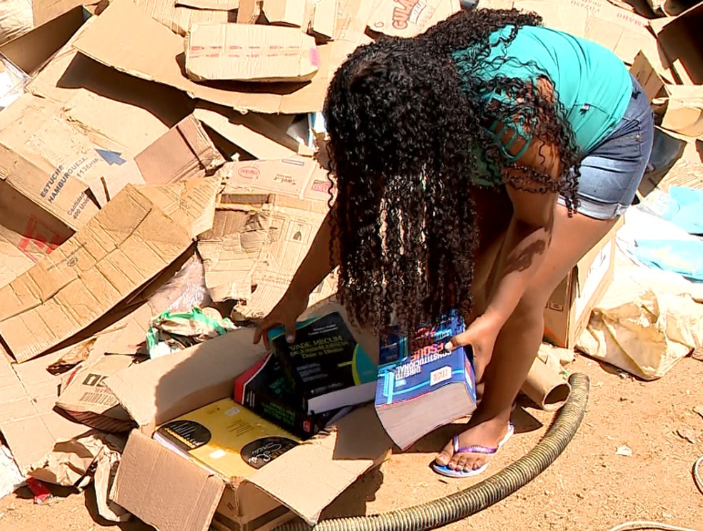 Maria Miracena, mãe de Débora, dividia o foco entre materiais recicláveis e livros enquanto trabalhava como catadora — Foto: Reprodução/TV Gazeta