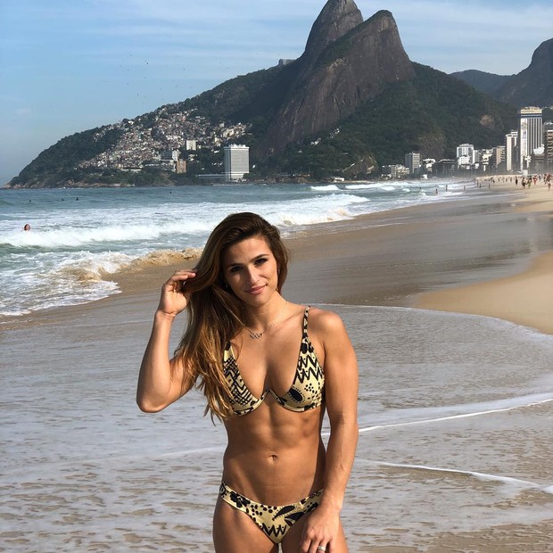 Jade Barbosa exibe tanquinho na praia no RJ (Foto: Reprodução/Instagram)