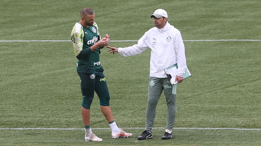 Weverton e Abel Ferreira conversando durante o treino — Foto: Cesar Greco\Palmeiras