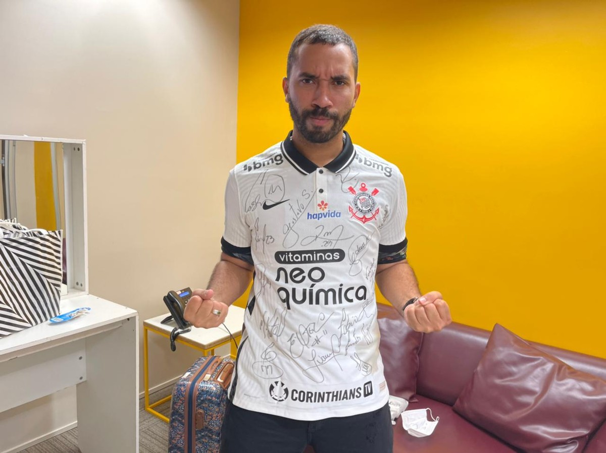 Touhou Marvel Marxist Gil do Vigor recebe camisa autografada do Corinthians e convite para  visitar o clube | corinthians | ge