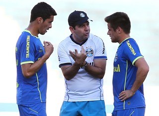 Enderson alega time mais consistente com Saimon e não vê laterais prontos