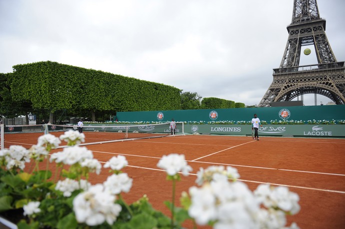 tênis quadra Torre Eiffel (Foto: Rendez Vous à Roland Garros/Divulgação)