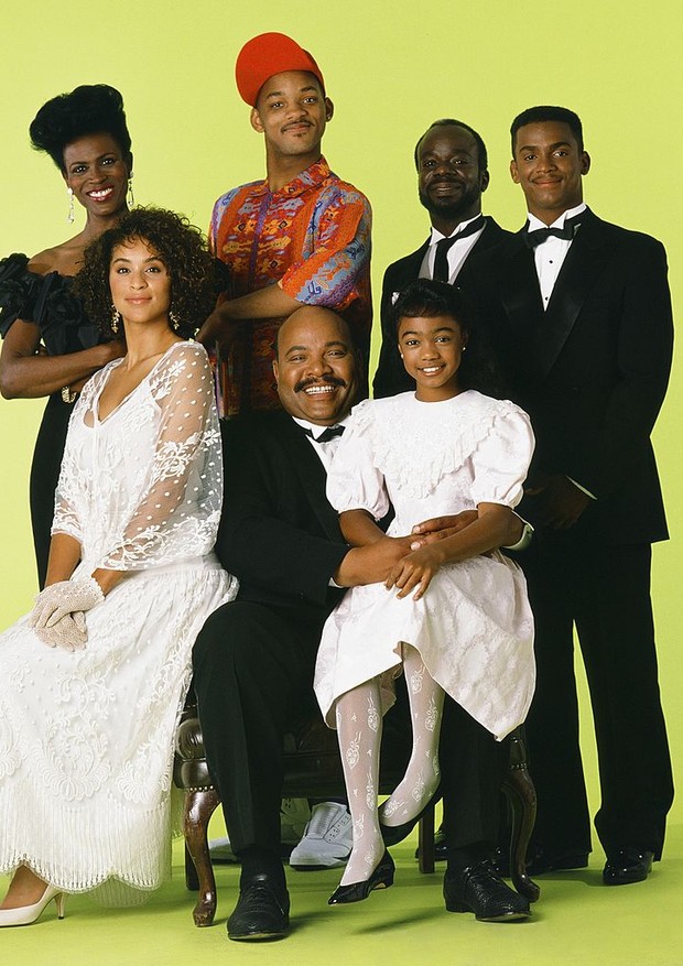 THE FRESH PRINCE OF BEL-AIR -- Season 1 -- Pictured: (l-r)  Janet Hubert as Vivian Banks, Karyn Parsons as Hilary Banks,  Will Smith as William 'Will' Smith, James Avery as Philip Banks, Tatyana Ali as Ashley Banks, Joseph Marcell as Geoffrey, Alfonso Rib (Foto: NBCUniversal via Getty Images)