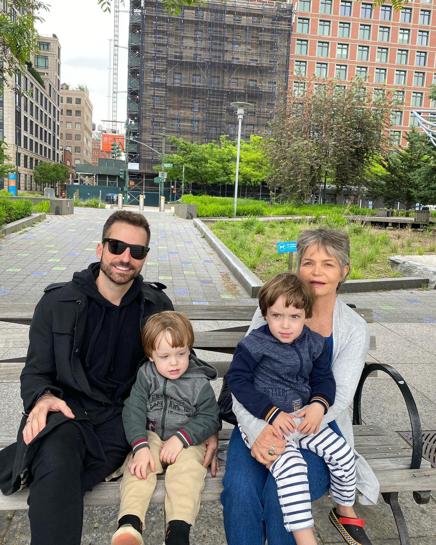 Thales Bretas curte viagem a Nova York com a mãe, os filhos e Caroline Trentini (Foto: Reprodução/Instagram)