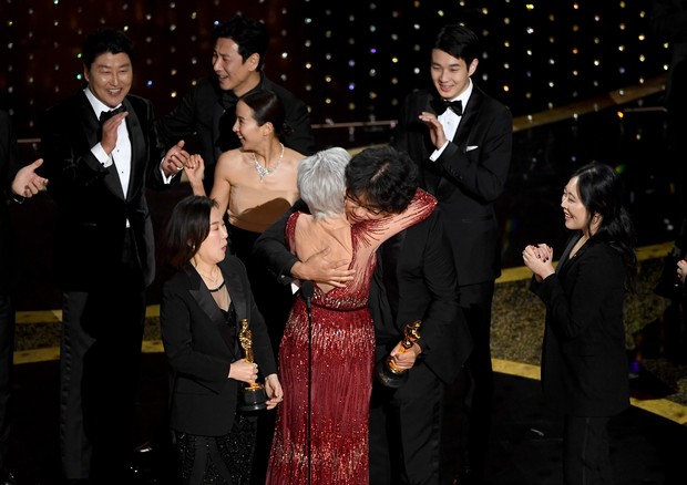 HOLLYWOOD, CALIFORNIA - FEBRUARY 09: Bong Joon-ho (C), fellow crew, and cast members accept the Best Picture award for 'Parasite' onstage during the 92nd Annual Academy Awards at Dolby Theatre on February 09, 2020 in Hollywood, California. (Photo by Kevin (Foto: Getty Images)