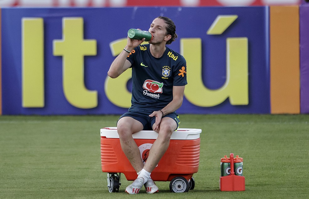 Filipe Lu�s em treino da sele��o brasileira, na Granja Comary � Foto: Andr� Mour�o/MoWA Press