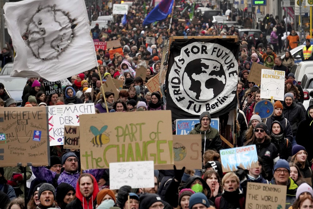 Manifestação do 'Fridays For Future' em Berlim, Alemanha, em alerta às mudanças climáticas na Terra. — Foto: AP Photo/Michael Sohn, File
