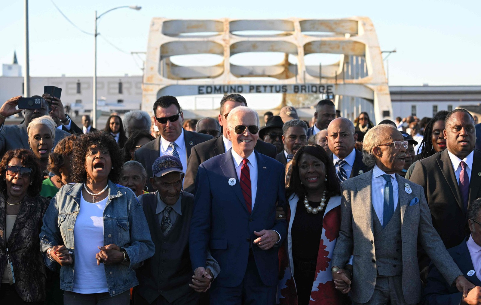 Presidente dos EUA Joe Biden e ativistas atravessam a ponte Edmund Pettus em Selma, Alabama, local do trágico Domingo Sangrento, que completa 58 anos — Foto: MANDEL NGAN/AFP