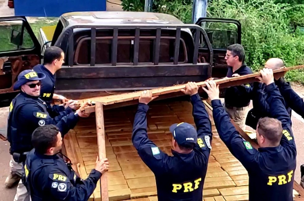 Droga estava em fundo falso de caminhonete abordada pela PRF — Foto: Polícia Rodoviária Federal de Mato Grosso/Assessoria