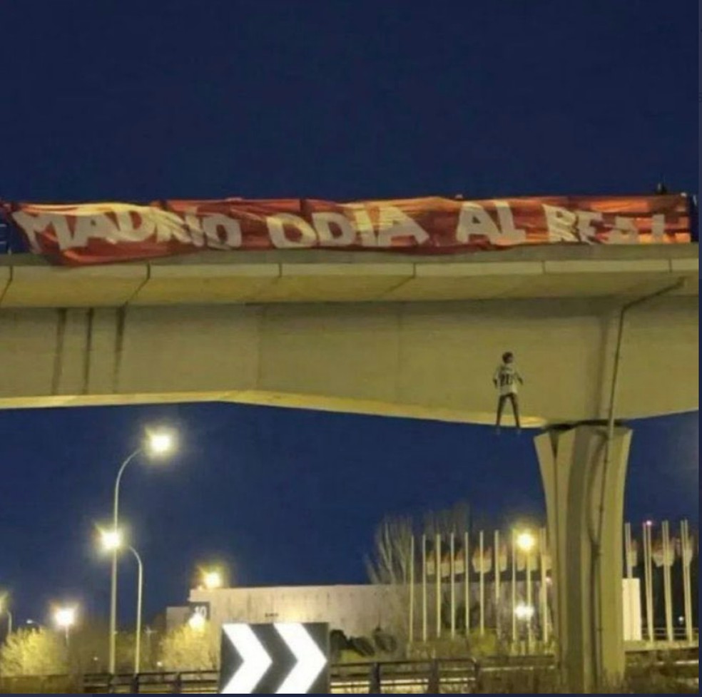 Imagem da faixa com boneco com camiseta de Vinicius Jr. em Madri — Foto: Reprodução/@JanaDahoui