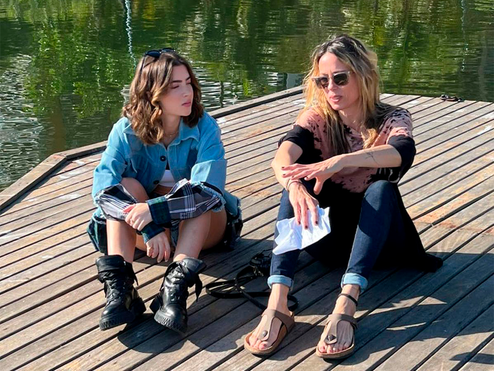 Jade conversa com a diretora Mariana Richard de Travessia — Foto: Reprodução/Instagram