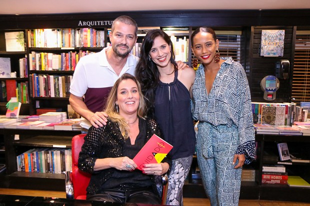 Natalia Grimberg com Marcelo Serrado, Mel Lisboa e Taís Araújo (Foto: Thyago Andrade/ Brazilnews)