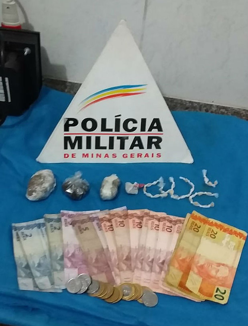 Drogas e dinheiro apreendidos pela PM com grupo detido por tráfico no Parque Halfeld em Juiz de Fora — Foto: Polícia Militar/Divulgação