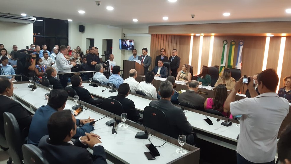 Eraldo Paiva (PT) discursa na Câmara Municipal ao tomar posse do cargo de prefeito em São Gonçalo do Amarante, RN — Foto: Sérgio Henrique Santos/Inter TV Cabugi