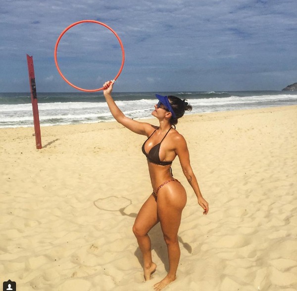 Laura Keller posa de biquíni na praia (Foto: Reprodução / Instagram)