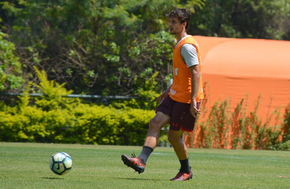 Rodrigo Caio em treino do São Paulo na manhã desta sexta (Foto:  Érico Leonan / saopaulofc.net )