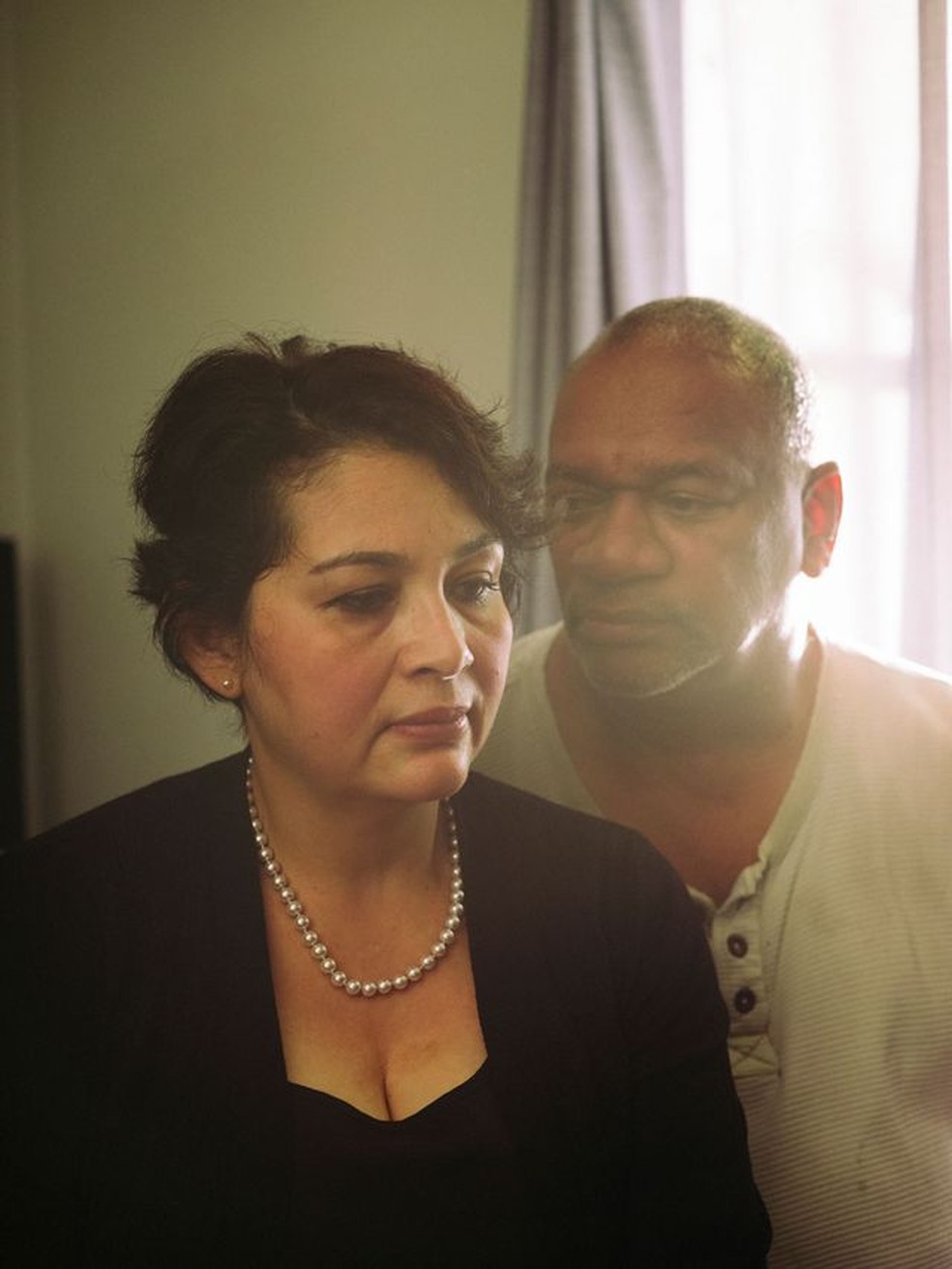 Sandra Sibert senta-se com o marido, James, no quarto onde teve de ficar em isolamento com Covid-19, em Sioux Falls, no Estado da Dakota do Sul, EUA — Foto: Ismail Ferdous para Agence VU