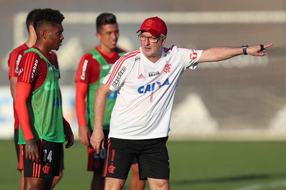 TÃ©cnico do Flamengo orienta e conversa com Vitinho â?? Foto: Gilvan de Souza